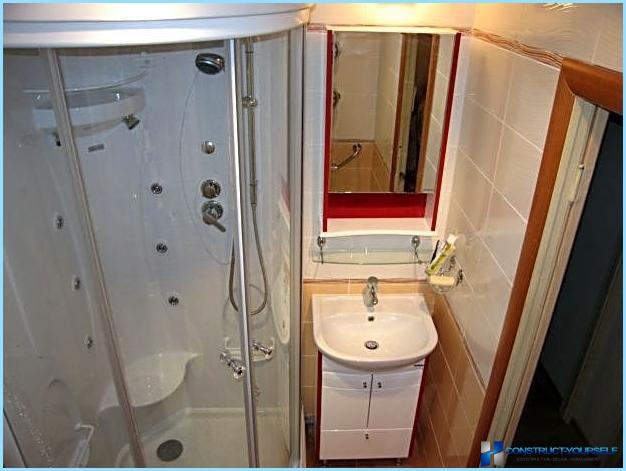Dušas kabīne mazas vannas istabas interjerā