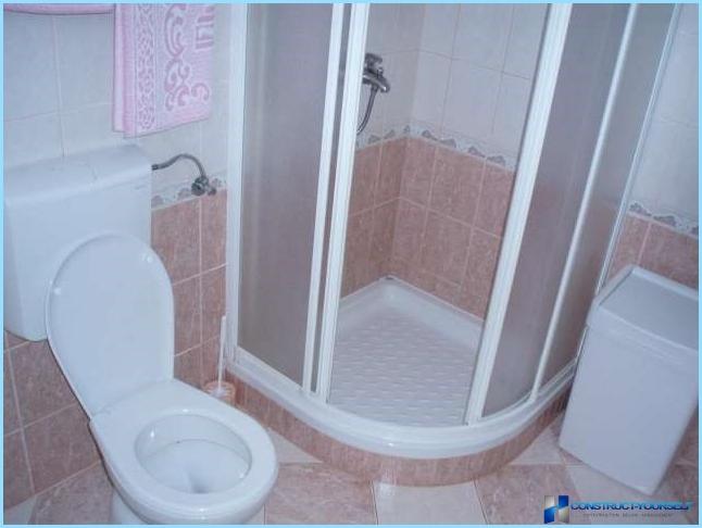 Dušas kabīne mazas vannas istabas interjerā