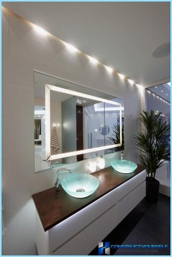 Beleuchteter Spiegel im Innenraum des Badezimmers