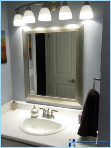 Belyst spejl i det indre af badeværelset