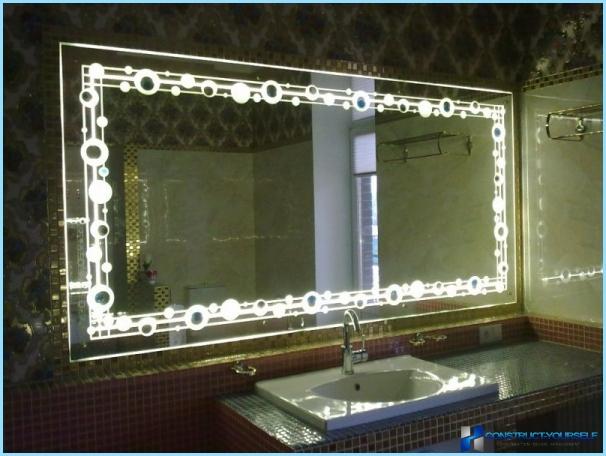 Beleuchteter Spiegel im Innenraum des Badezimmers