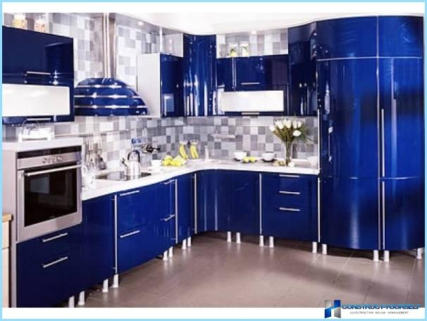 Kitchen in white and blue tones