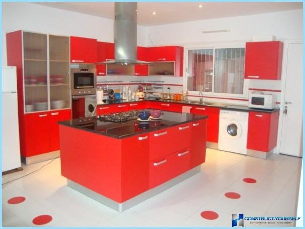 Kitchen in red and white tones