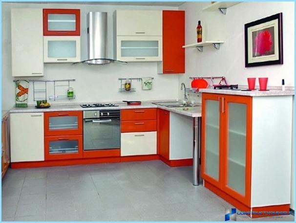 Kuhinja u crveno-bijeloj boji
