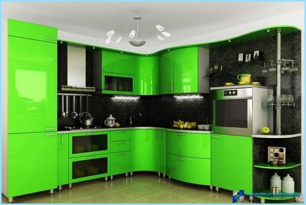 Cocina en tonos blancos y verdes.