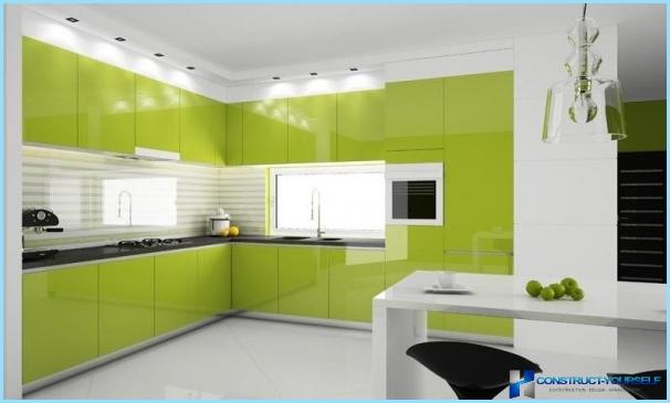 Cocina en tonos blancos y verdes.