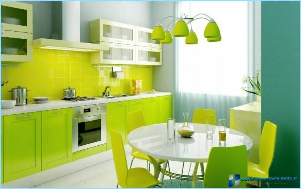 Küche in Weiß- und Grüntönen