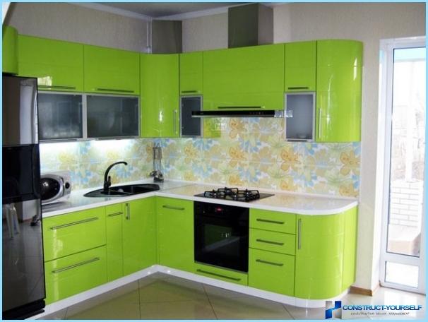 Kitchen in green and white tones