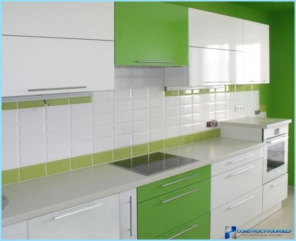 Kitchen in green and white tones