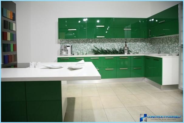 Kitchen in green and white tones