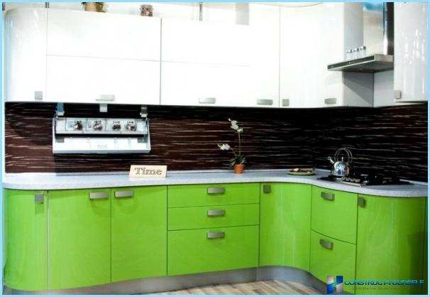 Kitchen in green and white tones