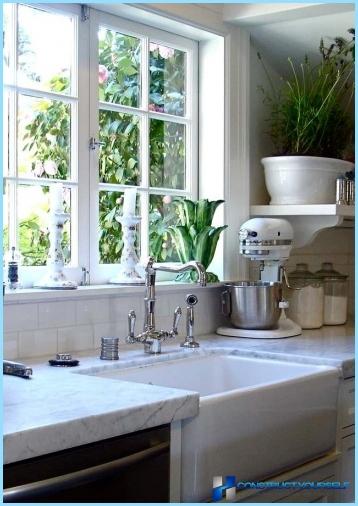 Дизайн на кухня с миене на прозорци