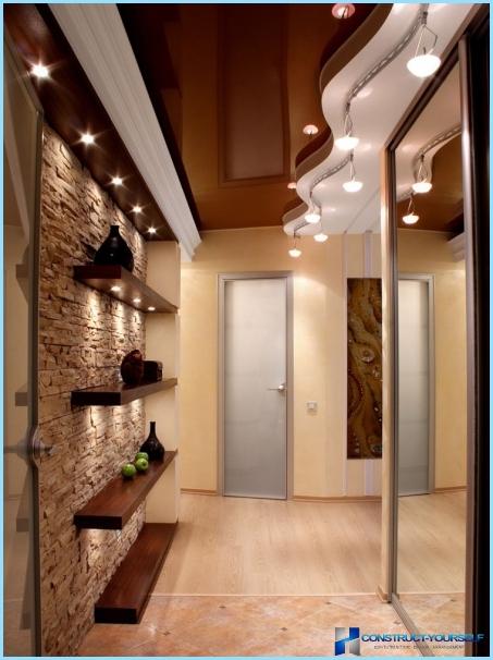 Проектирайте тесен и дълъг коридор в апартамента