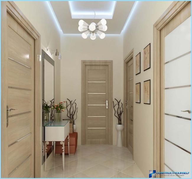 Design en smal og lang korridor i leiligheten