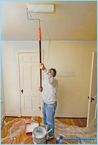 La conception du plafond dans le couloir avec une photo