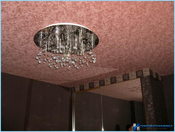 Design del soffitto nel corridoio con una foto