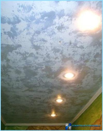 The design of the ceiling in the hallway with photos