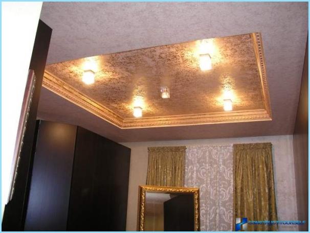 Design del soffitto nel corridoio con una foto