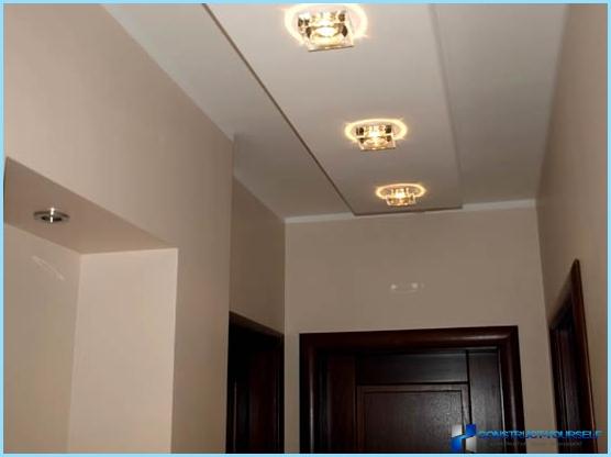 The design of the ceiling in the hallway with photos