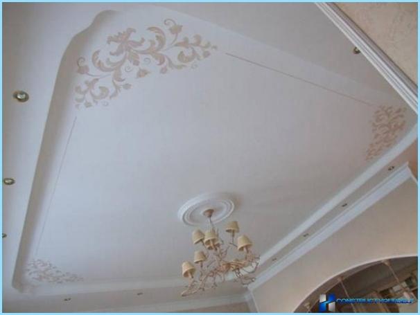 Design del soffitto nel corridoio con una foto