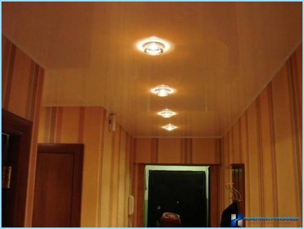 The design of the ceiling in the hallway with photos