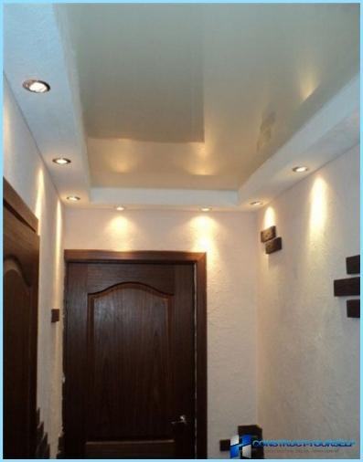 Design del soffitto nel corridoio con una foto