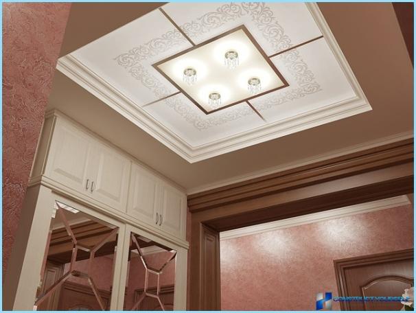 Design del soffitto nel corridoio con una foto