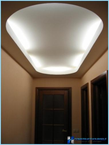 Design del soffitto nel corridoio con una foto