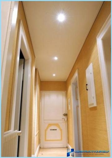 Design del soffitto nel corridoio con una foto