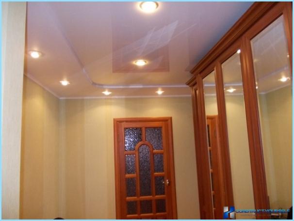 Design del soffitto nel corridoio con una foto