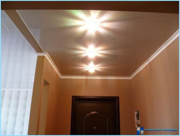 The design of the ceiling in the hallway with photos