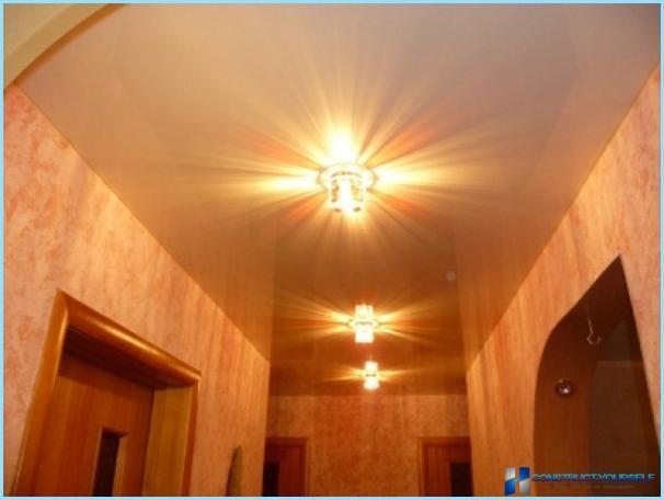 The design of the ceiling in the hallway with photos