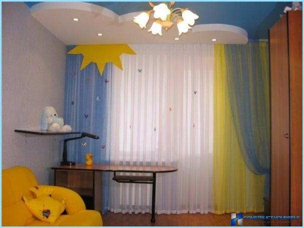 Wie man ein Fenster in einem Kinderzimmer schön gestaltet