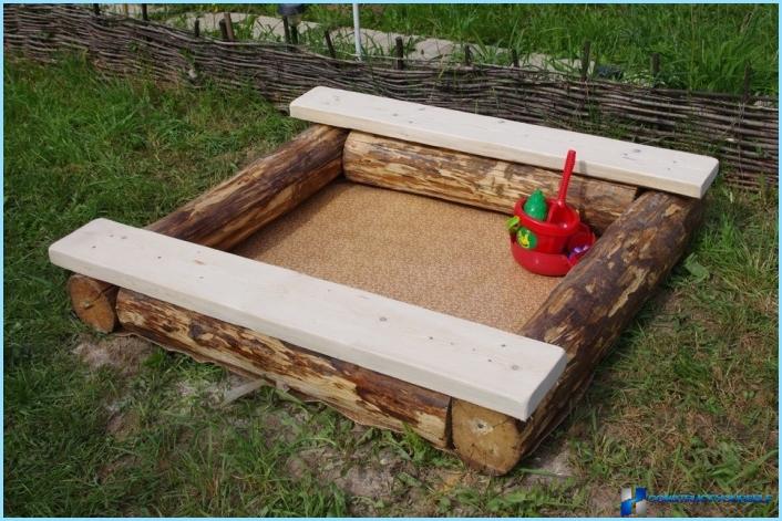 Sandbox per bambini nel paese