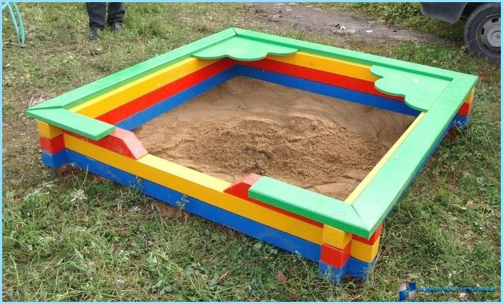 Sandbox za djecu u zemlji