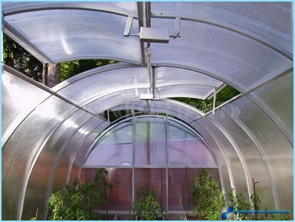 How to make ventilation in the greenhouse from polycarbonate