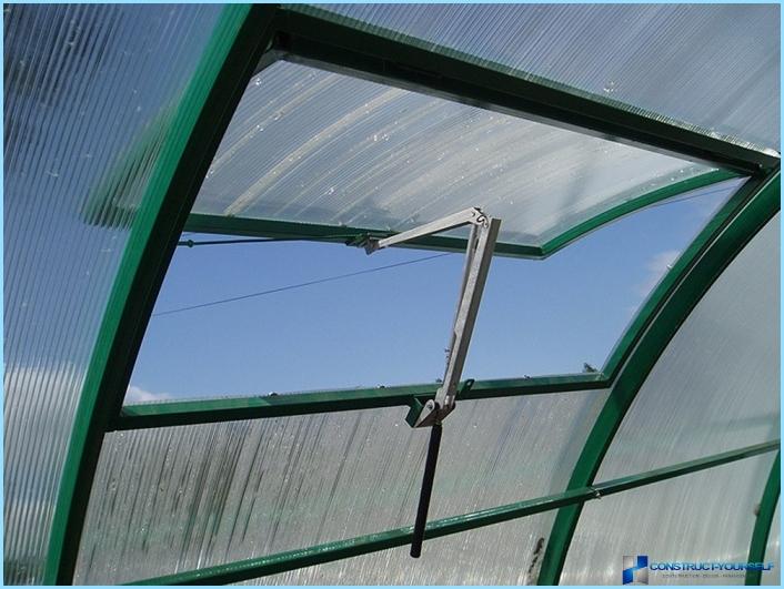 Sådan fremstilles ventilation i et polycarbonat drivhus