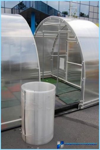 Greenhouse-convertible with a removable roof made of polycarbonate