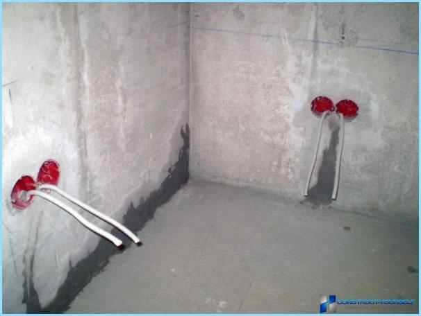 Installation de boîtiers de prises: dans les cloisons sèches, les murs en béton et en briques