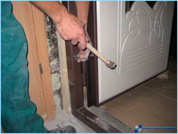 Как да инсталирате желязна врата