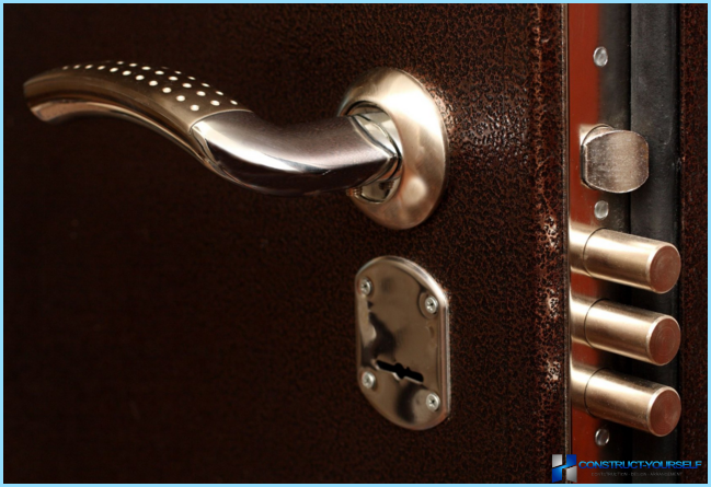 Направете замяна на заключване в метална врата