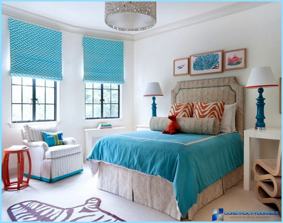 Korte gardiner til vindueskarmen i soveværelset indvendigt