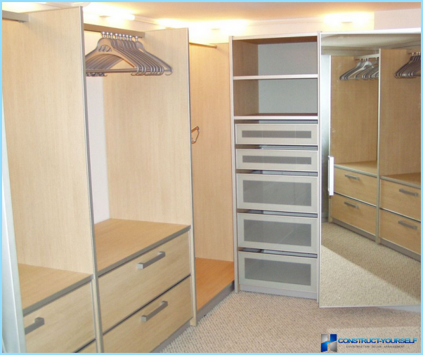 Cum să echipezi un dressing într-un apartament