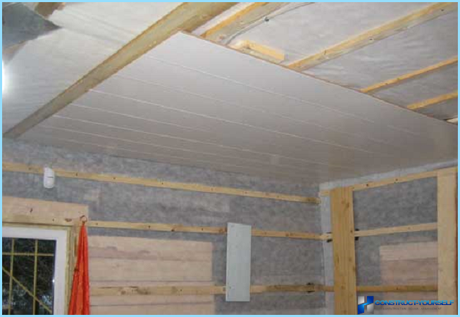 The ceiling in the bathroom PVC panels