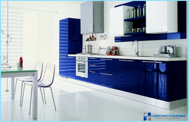 Kitchen in white and blue tones