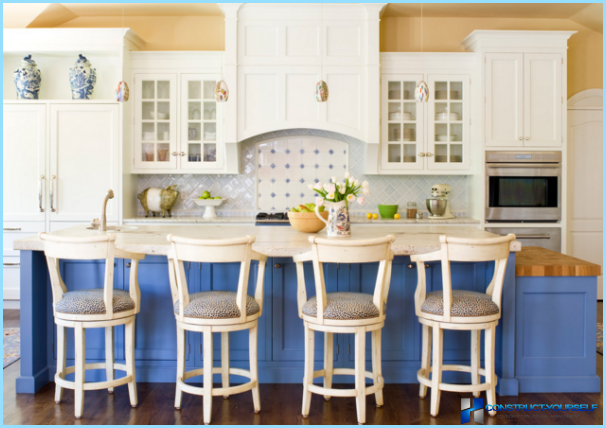 Kitchen in white and blue tones