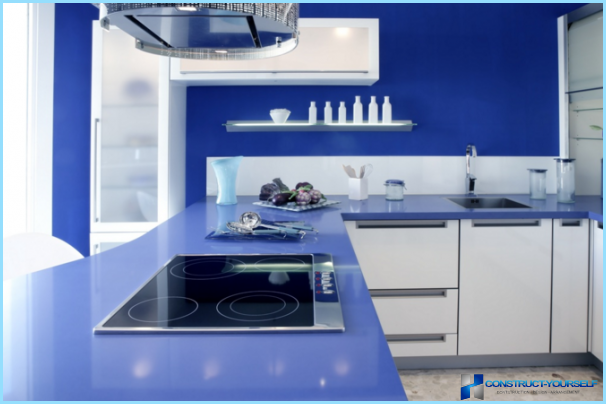 Kitchen in white and blue tones