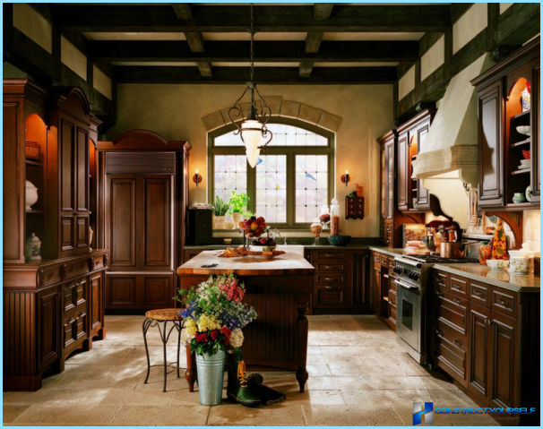 Klassisk stil i det indre af køkkenet