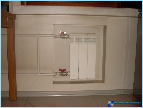 Hvordan man isolerer et vinterkøleskab under vinduet med egne hænder