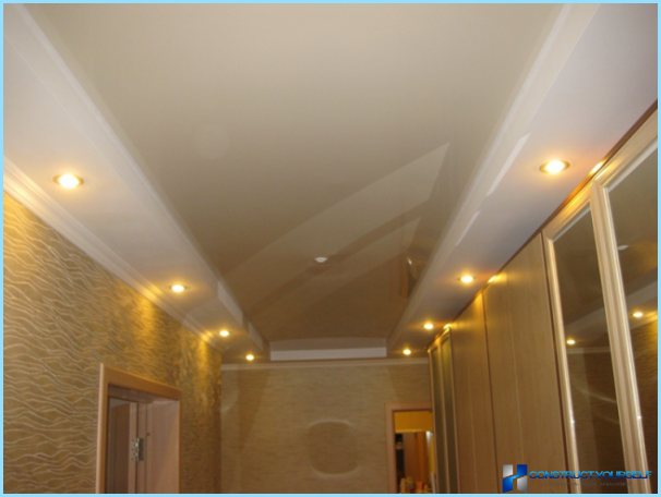 Design del soffitto nel corridoio con una foto